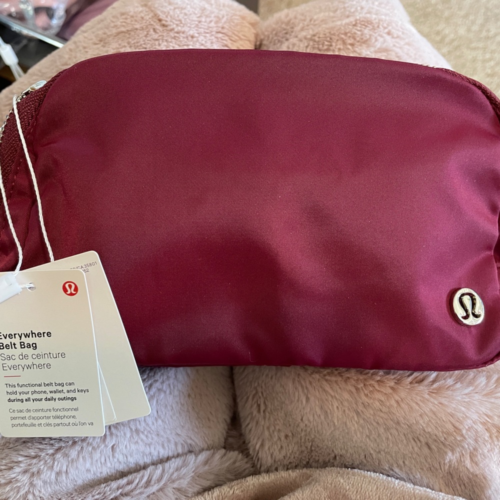 Lululemon Everywhere Belt Bag (Mulled Wine).     NO OFFERS PLEASE